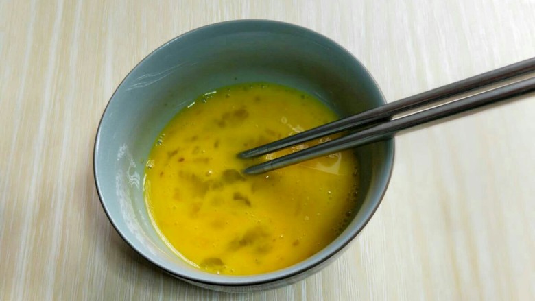 #感恩节食谱#营养早餐~鲜虾吐司卷,用筷子打散,放旁边备用。