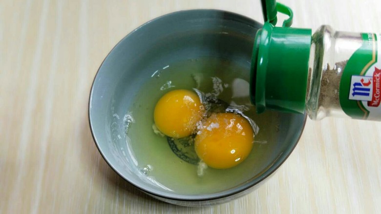 #感恩节食谱#营养早餐~鲜虾吐司卷,少许胡椒粉。