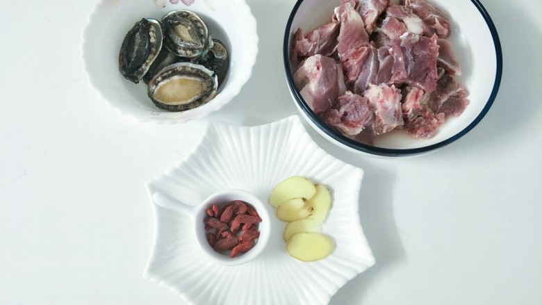 一锅两菜
(蒜蓉粉丝蒸蟹+上排炖鲍鱼),准备好<a style='color:red;display:inline-block;' href='/shicai/ 203'>鲍鱼</a>的材料,全部清洗干净