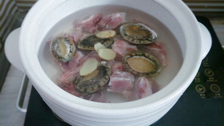 一锅两菜
(蒜蓉粉丝蒸蟹+上排炖鲍鱼),砂锅放入鲍鱼、上排、姜片,加适量水大火烧开