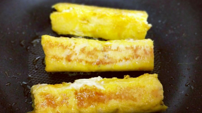 #感恩节食谱#营养早餐~鲜虾吐司卷,煎至两面金黄即可出锅。