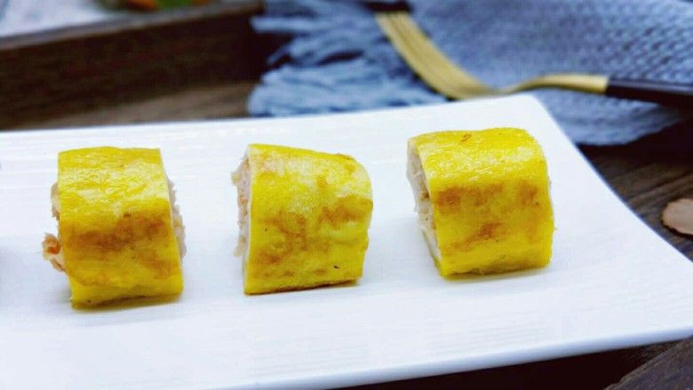 #感恩节食谱#营养早餐~鲜虾吐司卷,近看,美味呦~