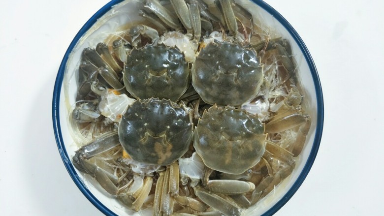 一锅两菜
(蒜蓉粉丝蒸蟹+上排炖鲍鱼),摆上蟹块