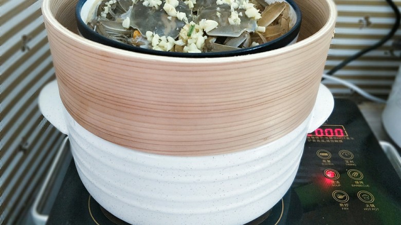 一锅两菜
(蒜蓉粉丝蒸蟹+上排炖鲍鱼),把螃蟹放进蒸笼,上锅蒸15分钟左右