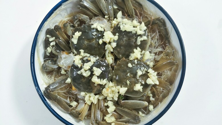 一锅两菜
(蒜蓉粉丝蒸蟹+上排炖鲍鱼),往蟹块上浇上蒜末油