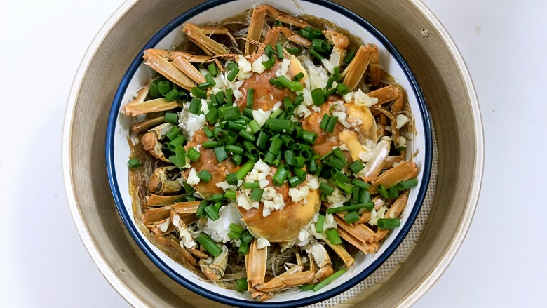 一锅两菜
(蒜蓉粉丝蒸蟹+上排炖鲍鱼),蒸好撒上葱花,再烧两勺热油浇在葱花上即可