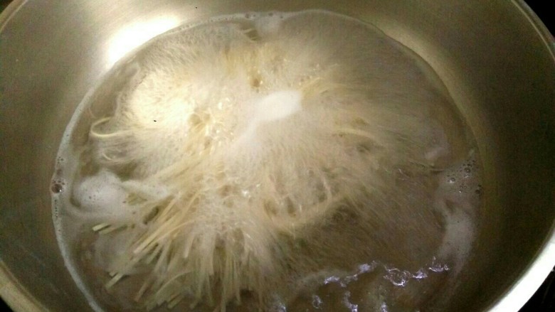 一碗面条+老干妈金针菇拌面,锅中放入适量清水,烧开,下入面条