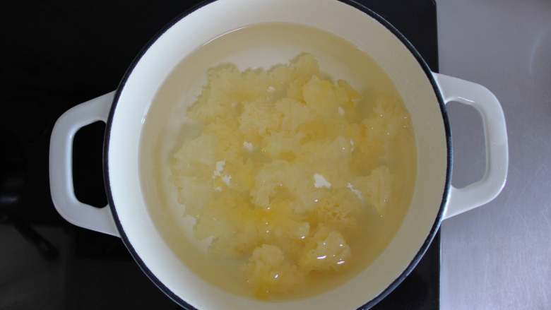 小吊梨汤,锅中加水冷1000克,水烧开后先下银耳中火煮15分钟