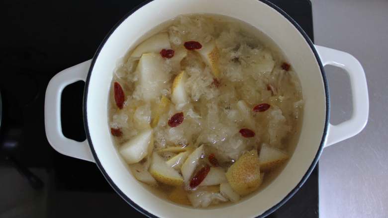 小吊梨汤,再下入其它配料,(记住梨和水的比例是1比2,如果水多了味道不够香)小火煮1小时,待水煮下三分之一左右即可出