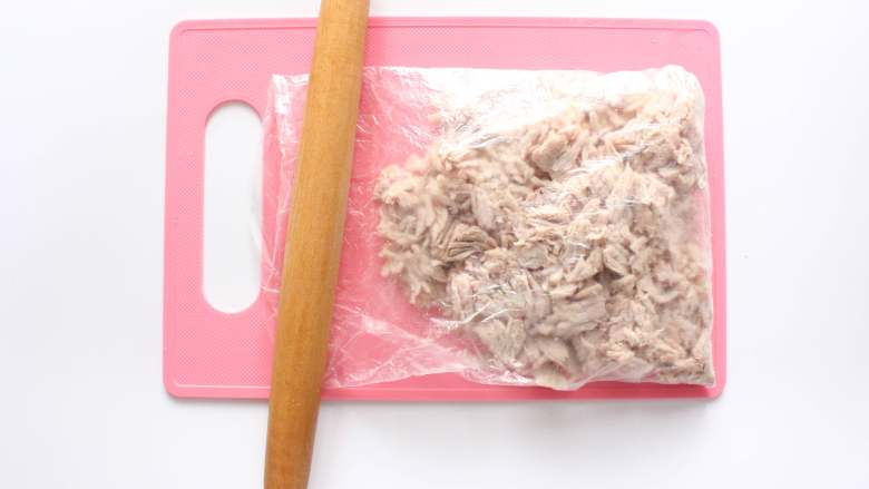 宝宝肉松(适合8个月以上的宝宝),把煮好的肉捞出来沥干水分,稍凉后用手撕成细条或放入保鲜袋用擀面杖把肉块捣碎,这样肉会比较松