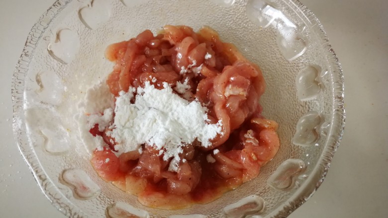 #一碗面条#肉丝炝锅面,在加点淀粉,再次拌匀。