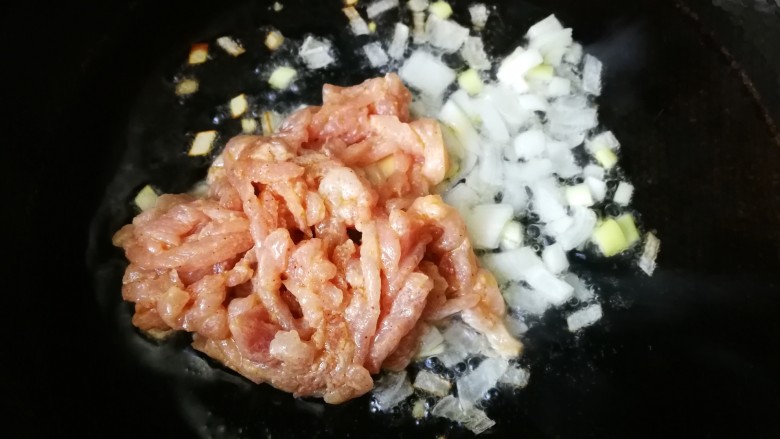 #一碗面条#肉丝炝锅面,热锅下入葱姜末,然后下入肉丝翻炒。