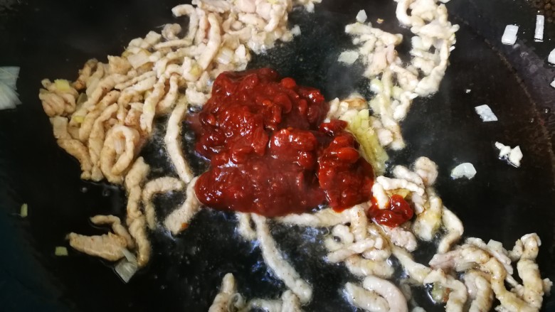 #一碗面条#肉丝炝锅面,肉丝变白,下入豆瓣酱,翻炒。
