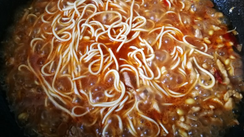 #一碗面条#肉丝炝锅面,水开下面条,出锅前,下入青菜叶。
