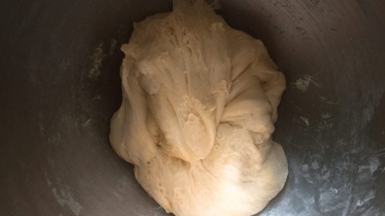 中种红薯吐司,种面团的所有材料混合均匀揉成面团,放冰箱冷藏发酵。这是我发酵了20个小时的面团。