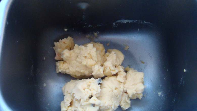#感恩节食谱#绿豆沙之父爱如山,时间到,手上沾少许凉开水防沾,取出面团。