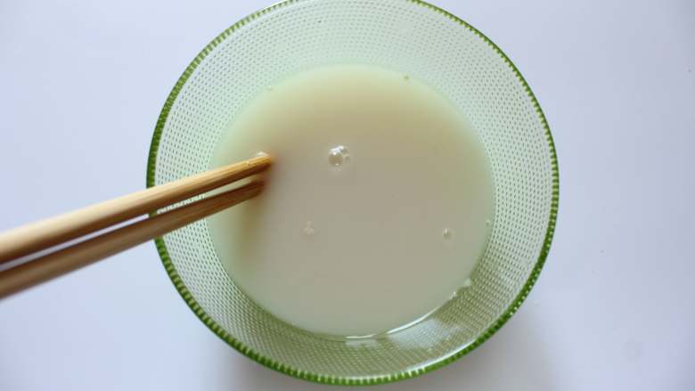 开花紫薯馒头,蒸紫薯的期间把白面团活好,首先用100克温水(35度的温水)化开2克<a style='color:red;display:inline-block;' href='/shicai/ 731'><a style='color:red;display:inline-block;' href='/shicai/ 731'>酵母</a></a>粉静置5分钟