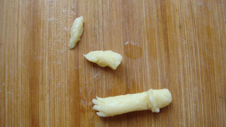 #感恩节食谱#绿豆沙之父爱如山,两个小面块做小辫子,小圆条一端用竹签挑几下做袖口,一端扎几下做小手组装到一起。
