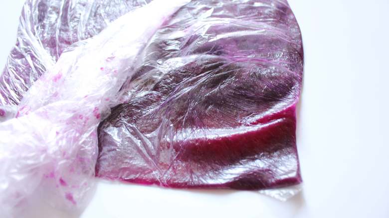 开花紫薯馒头,蒸好的紫薯,去皮,放入保鲜袋中用擀面杖擀成泥状即可