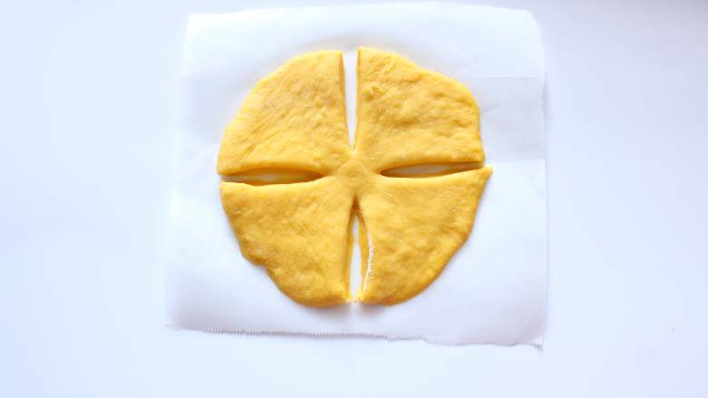 向日葵胡萝卜餐包,如图所示,先切4瓣