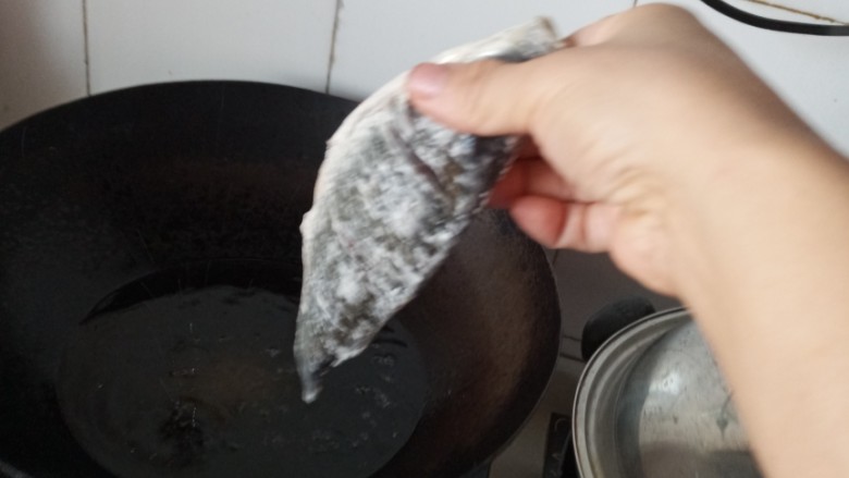 烤盘版干锅鲫鱼,大火,把鲫鱼放进去,炸酥