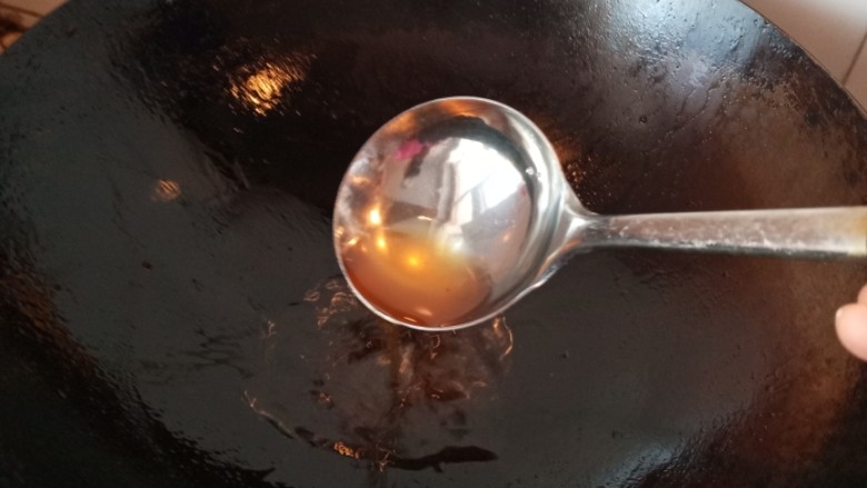 烤盘版干锅鲫鱼,热油锅,倒一勺炸鱼的油