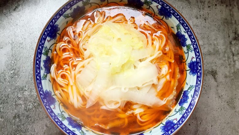 一碗面条+鸡杂面,挑入面条,加适量面汤。