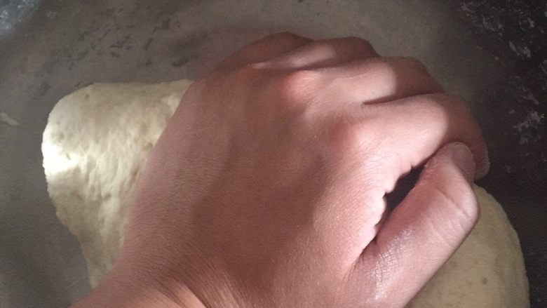 宝宝辅食奶香馒头,然后上手,揉面,一直揉到成面团,然后一直不间断揉五分钟