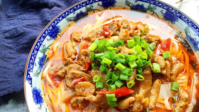 一碗面条+鸡杂面,香味扑鼻!开动!