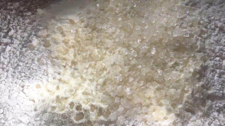 宝宝辅食奶香馒头,放入面粉,奶粉(因为宝宝吃,所以用的是配方奶粉,如果就平时普通的,可以用炼奶或普通奶粉),<a style='color:red;display:inline-block;' href='/shicai/ 10588'>糖</a>