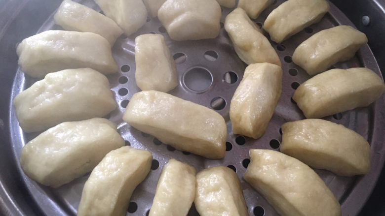 宝宝辅食奶香馒头,将锅里水烧开,关火,把馒头放在锅里再次发酵五分钟,然后开猛火蒸十分钟,馒头就好