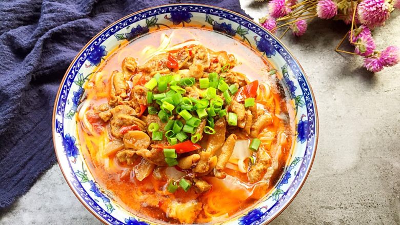 一碗面条+鸡杂面,舀上鸡杂,撒上葱花就做好啦!