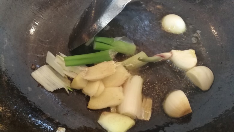 家常美味炖青鱼,用煎鱼剩下的油炒葱,姜,蒜,