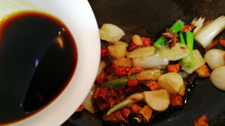 家常美味炖青鱼,接着倒入酱油,料酒,