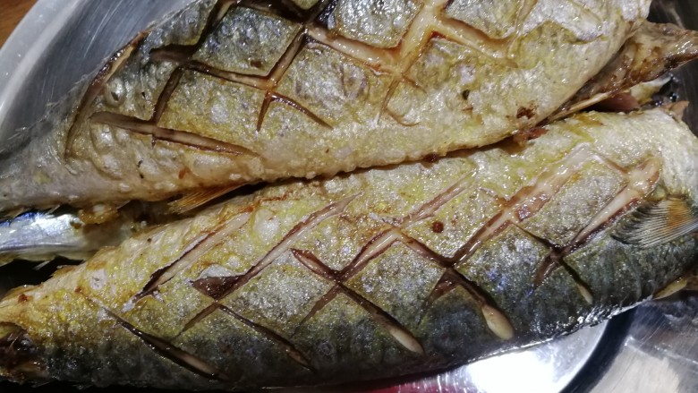 家常美味炖青鱼,煎好后从锅里铲出,一会炖。