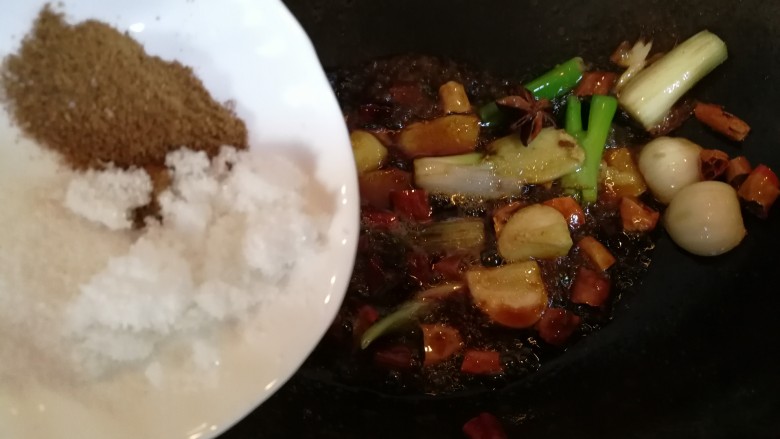家常美味炖青鱼,再倒入13香,盐,绵糖。