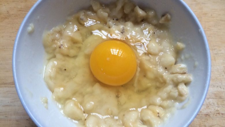 #感恩节食谱#香甜小米蕉煎饼,打入一个鸡蛋