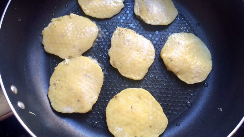 #感恩节食谱#香甜小米蕉煎饼,小火煎饼,一面金黄色后翻面,另一面也煎至金黄色,即可出锅