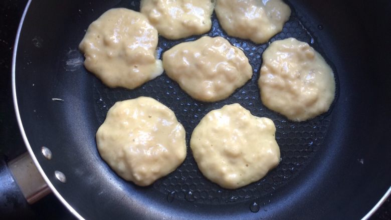 #感恩节食谱#香甜小米蕉煎饼,用勺子舀一勺面糊从高处轻轻倒入平底锅,成圆饼状