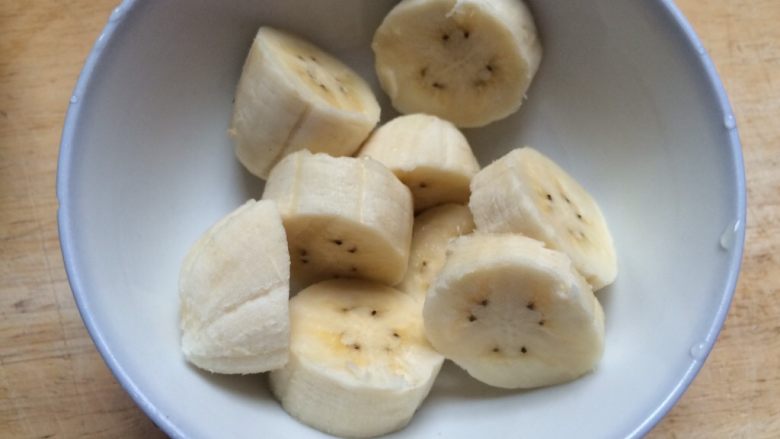 #感恩节食谱#香甜小米蕉煎饼,切小段放碗里
