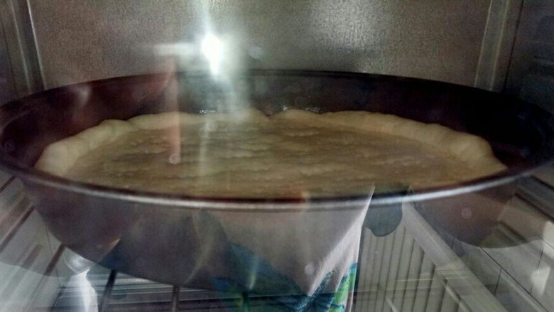 大虾披萨,烤箱200度预热10分钟后,我习惯先把饼底先烤3分钟,表面略微硬挺一点就可以取出来了。(如果不先烤一下,再加上其它材料以后总觉得湿哒哒的)