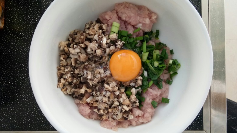 瘦肉香菇饺子,将所有准备好的材料放入碗里,再加入<a style='color:red;display:inline-block;' href='/shicai/ 9'>鸡蛋</a>、盐、食油、鸡精粉,进行搅拌。