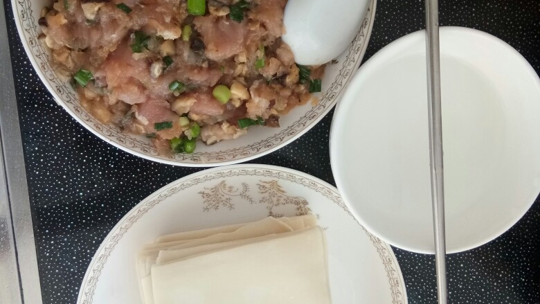 瘦肉香菇饺子,搅拌好肉馅,就可以来包饺子了。