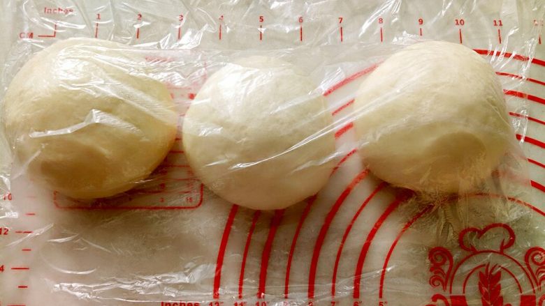 椰蓉吐司,取出面团排气后,平均分成3份,滚圆盖保鲜松弛20-30分钟。
