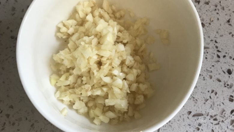 剁椒鱼头,将蒜和姜切末