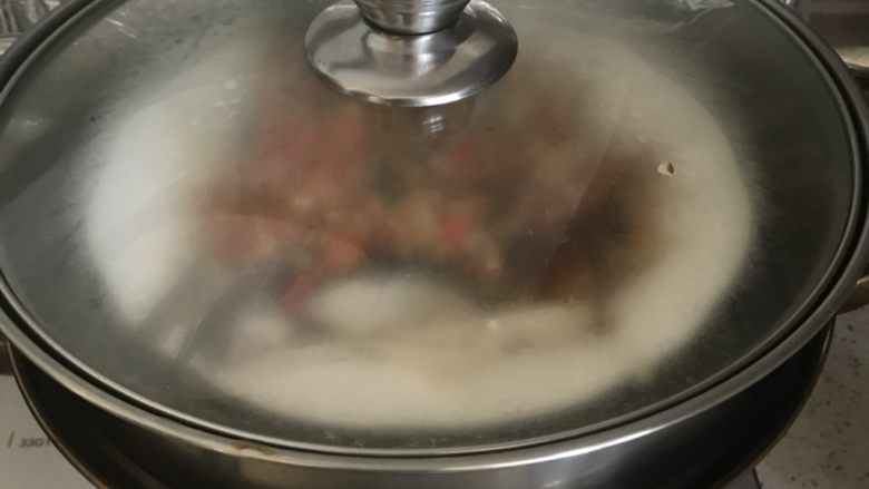 剁椒鱼头,在上锅蒸6分钟