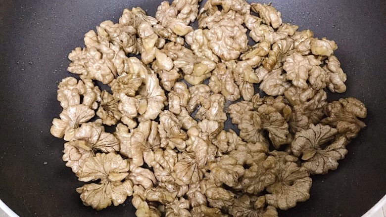 琥珀核桃,倒入核桃仁翻炒,使核桃仁均匀的挂上糖水汁
