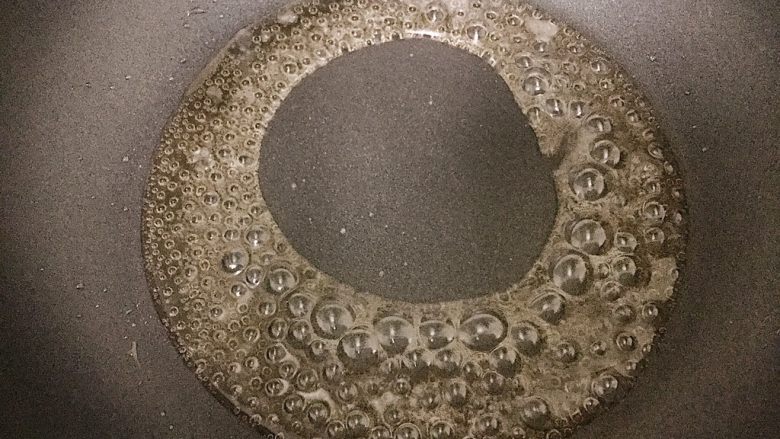 琥珀核桃,小火熬成糖水汁,等到锅中冒小泡泡即可