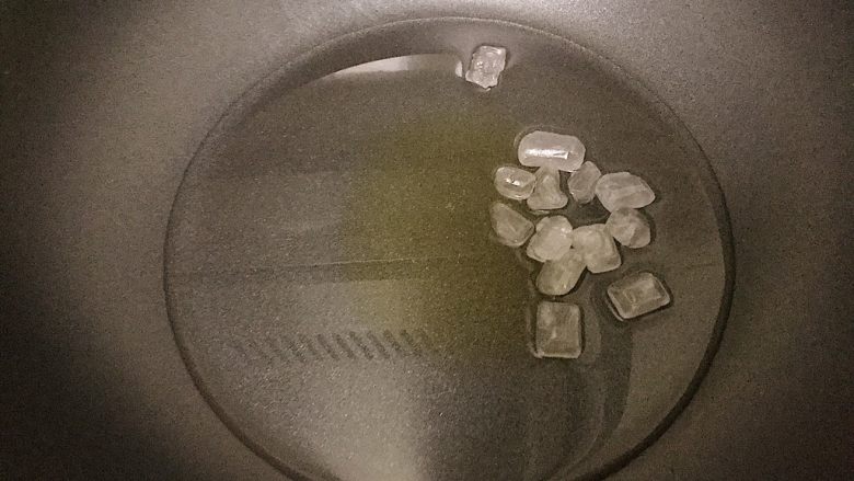 琥珀核桃,不粘锅!一定要用不粘锅!不粘锅中放一点水,冰糖和蜂蜜