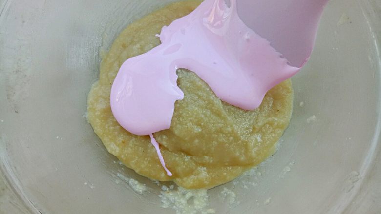 马卡龙(意式),取三分之一的蛋白糊与之前的材料A混合,压拌混合均匀。